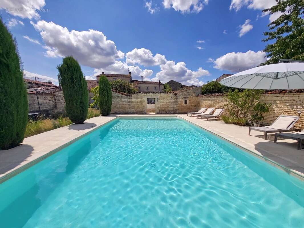 Maison à NEUVICQ-LE-CHATEAU