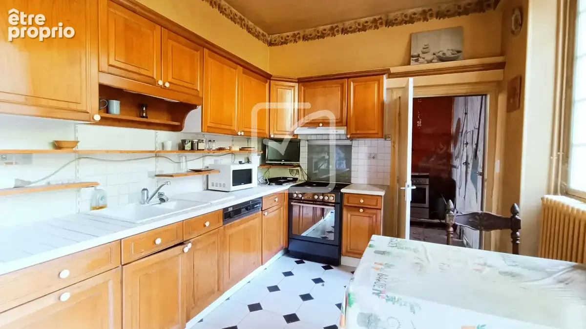 Deux maisons (une louée) et dépendances. - photo 8