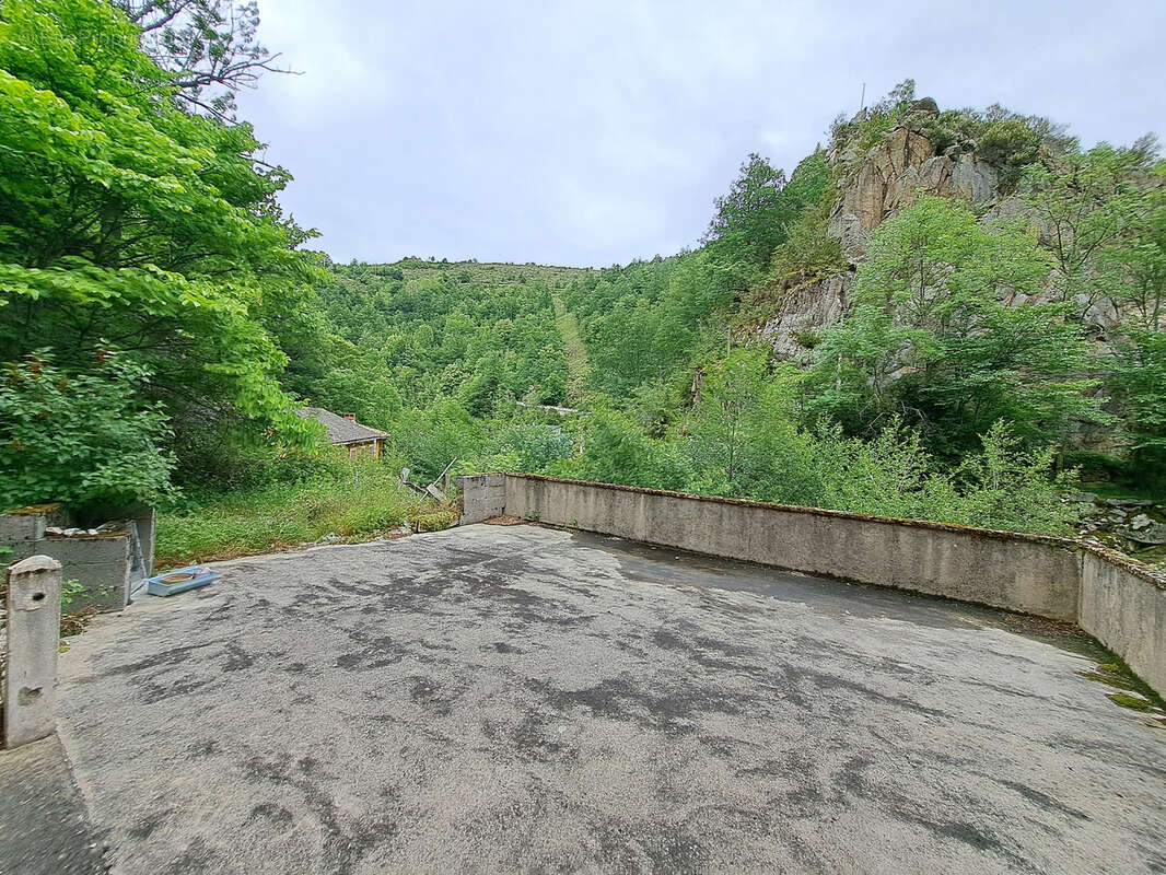 Maison en pierre 168m2, 11 pièces, terrasse et terrain à Carcanières les Bains - photo 4