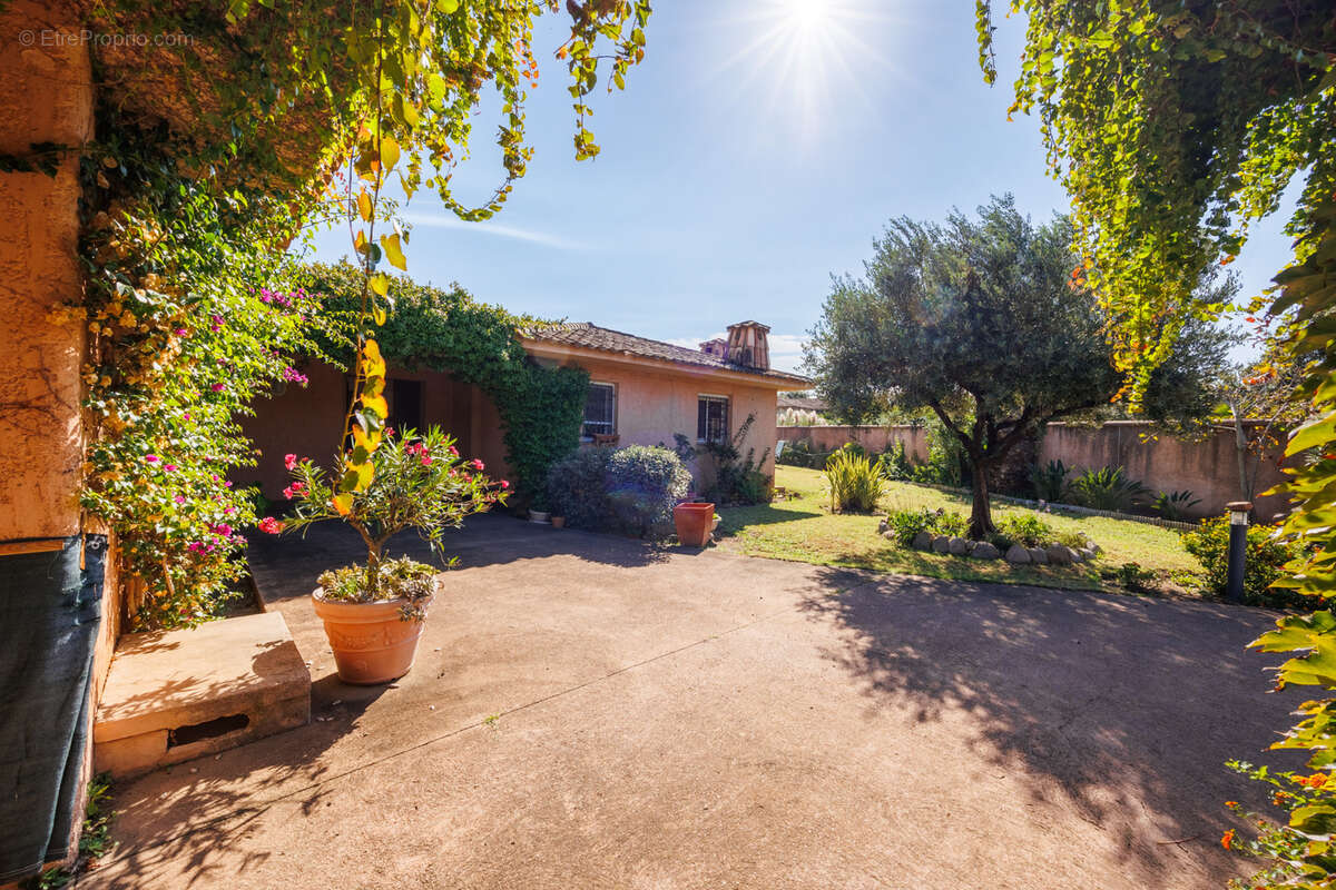 Villa type 6 de plain-pied avec jardin paysager à Marina di Fiori - photo 11
