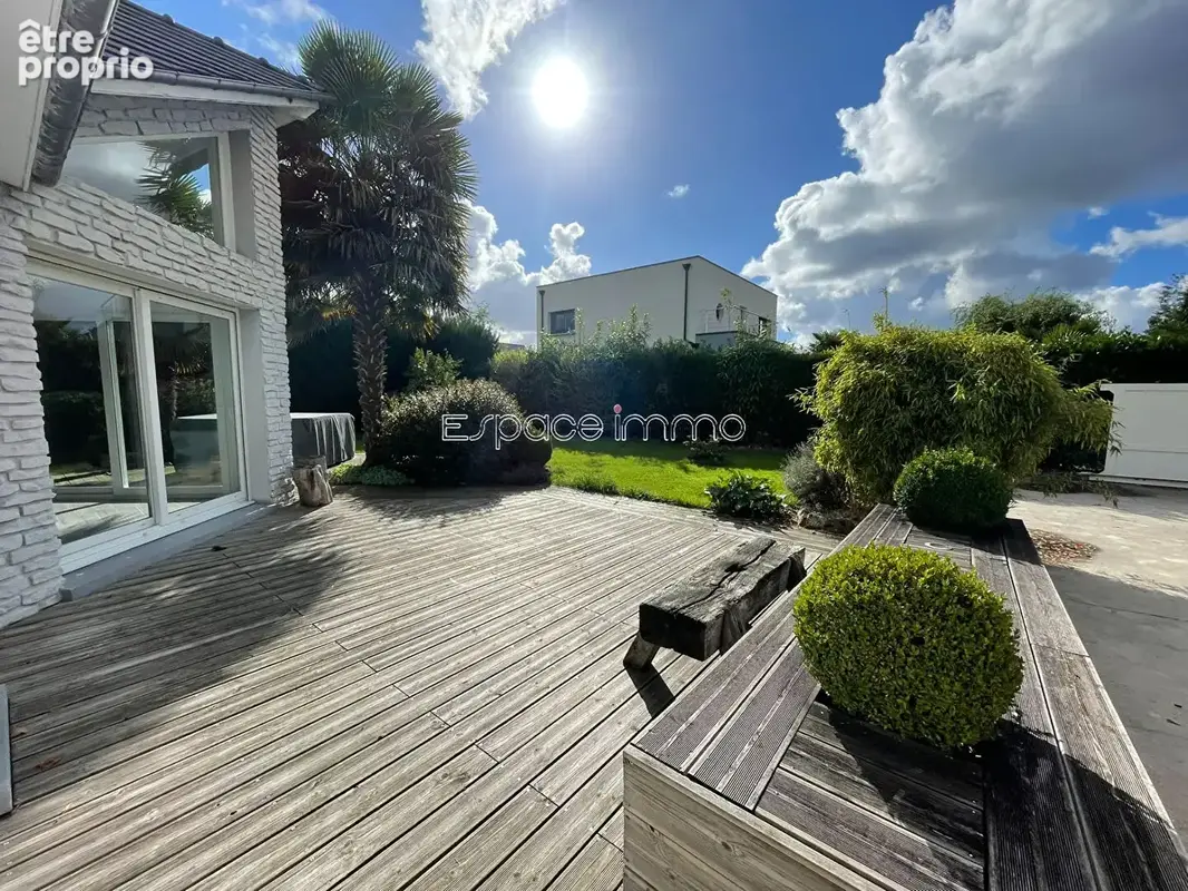 Maison individuelle de plain pied - 3 chambres - 133m² - 872m² de terrain - Dépendances - MALAUNAY - photo 2