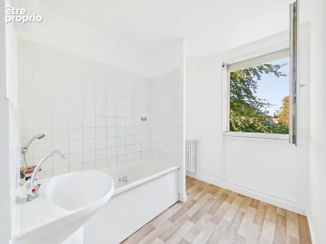 À VENDRE – Beau 2 pièces de 52,05 m² avec balcon, ascenseur, parking et cave - photo 7