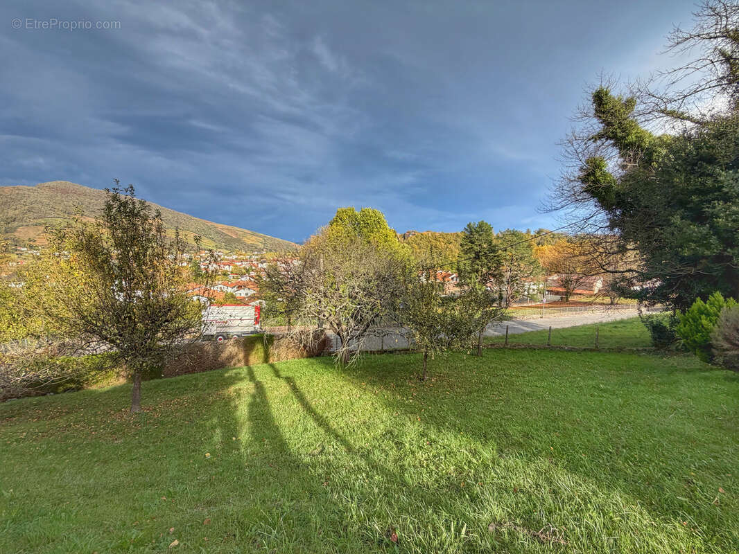 Terrain à SAINT-JEAN-PIED-DE-PORT