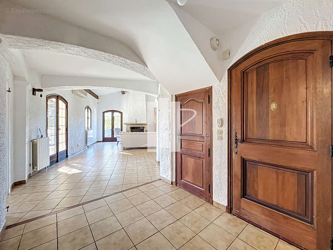 Villa provençale avec piscine, T2 indépendant et fort potentiel   Domaine sécurisé - photo 4