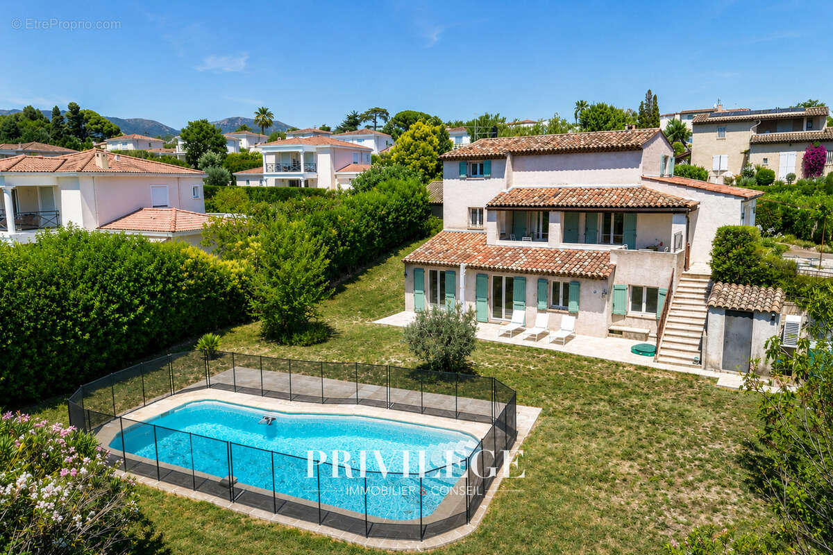 La Colle-sur-Loup   Villa familiale de plus de 200 m2 avec piscine, terrain de 1 500 m2 - photo 2