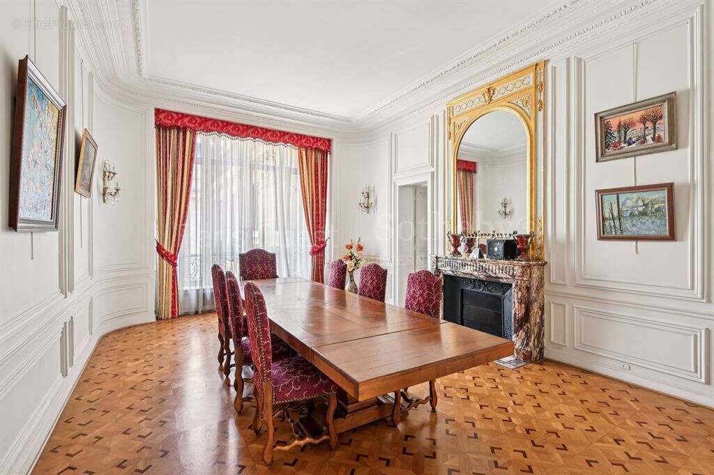 Appartement à PARIS-16E