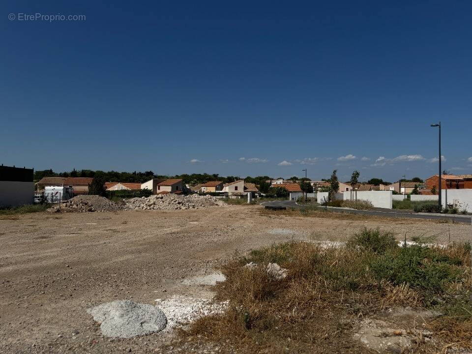 Terrain à VIC-LA-GARDIOLE