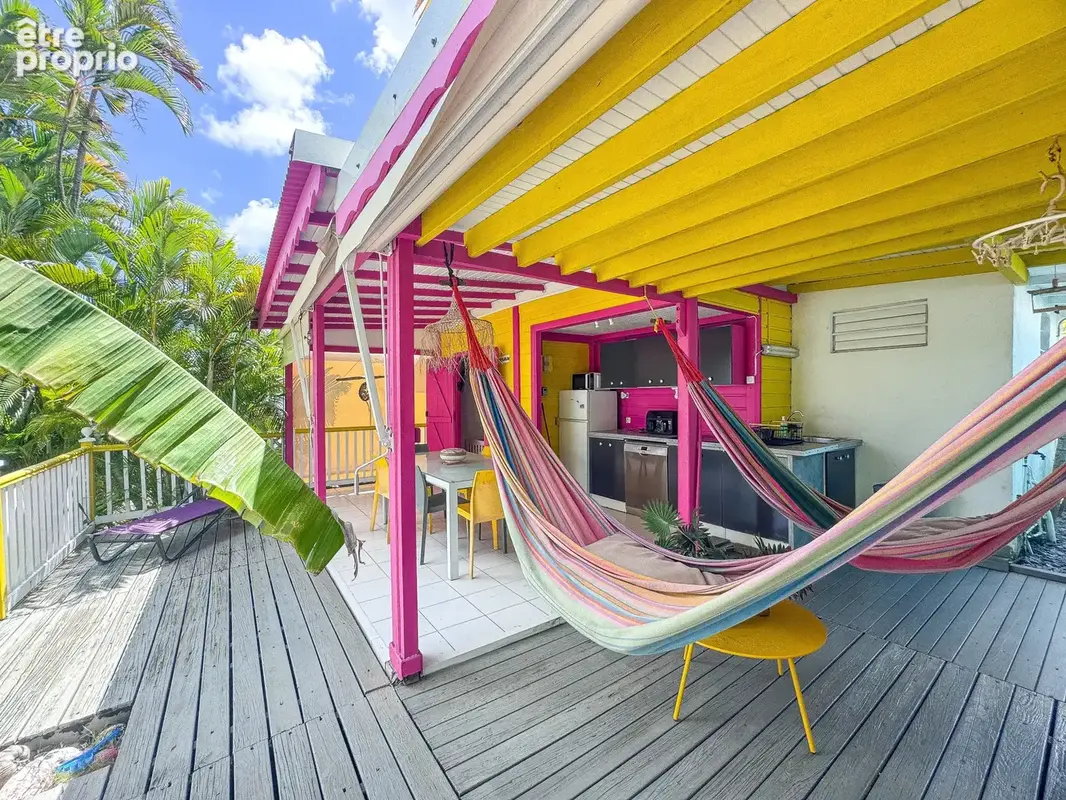 Bungalow coloré avec terrasse au cœur d’un jardin tropical - photo 3