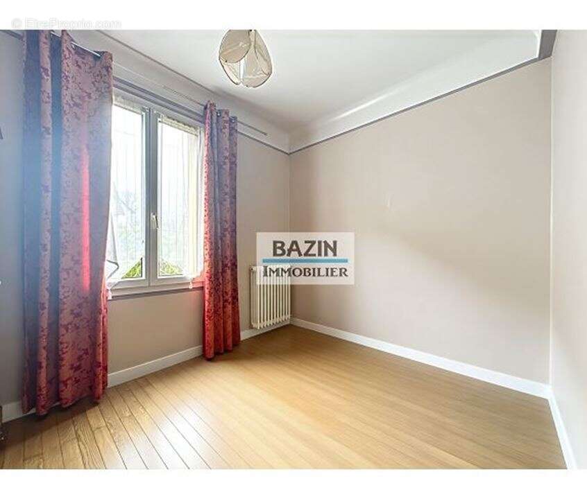 Maison à SAINTE-GENEVIEVE-DES-BOIS