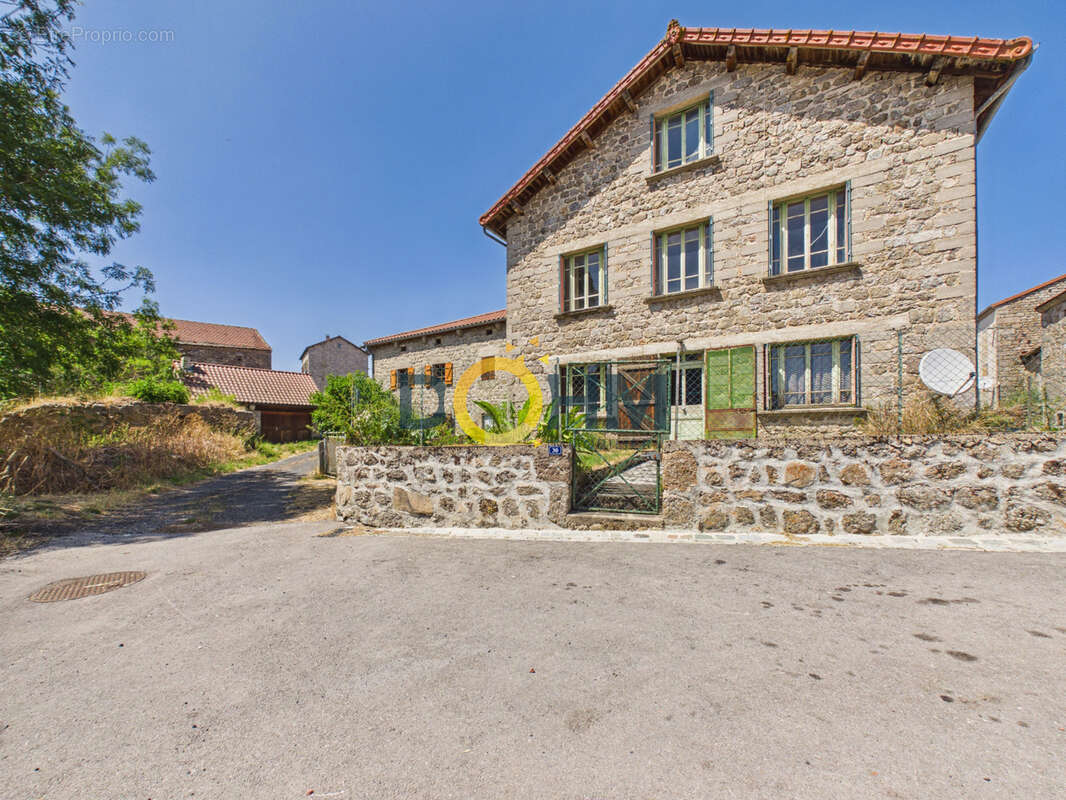 Maison en pierre avec grange et étable   111 m2 habitables   Dépendances de 260 m2 - photo 2