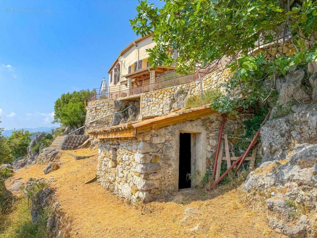 Bâtisse de 180,30 m², 3 appartements + Terrain 34 443 m² - photo 28