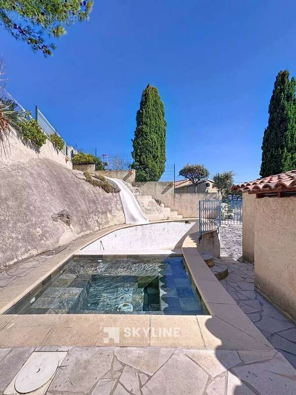 Maison à SAINT-MITRE-LES-REMPARTS