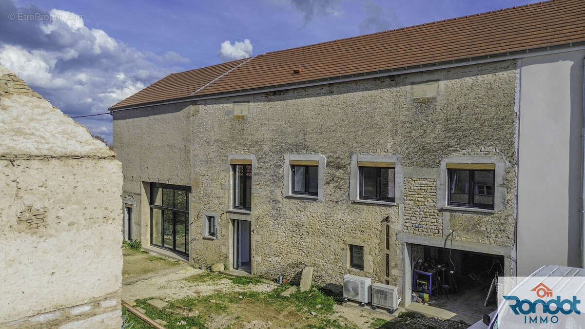 Maison à VILLECOMTE