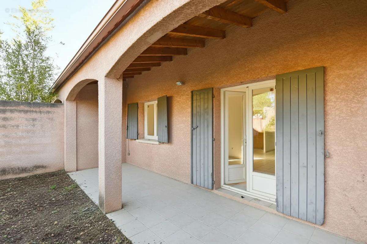 Maison lumineuse avec jardin à Saint-Julien-les-Rosiers - photo 3