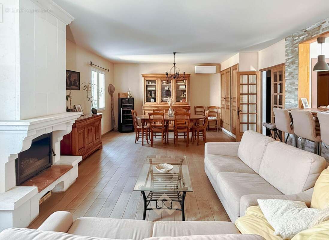 Séjour &amp; cheminée - Maison T5 - La Valette 83160 - Maison à LA VALETTE-DU-VAR