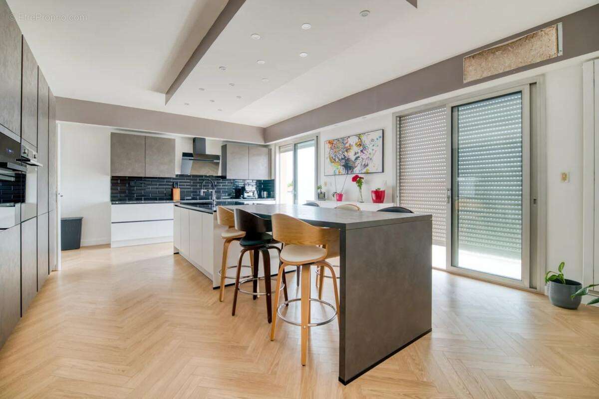 Maison individuelle rénovée 300 m² avec piscine, terrain arboré et appartement indépendant - photo 6