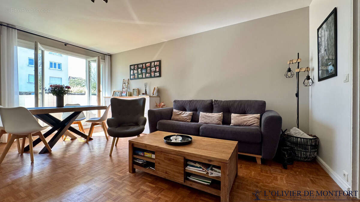 Appartement à NEAUPHLE-LE-CHATEAU