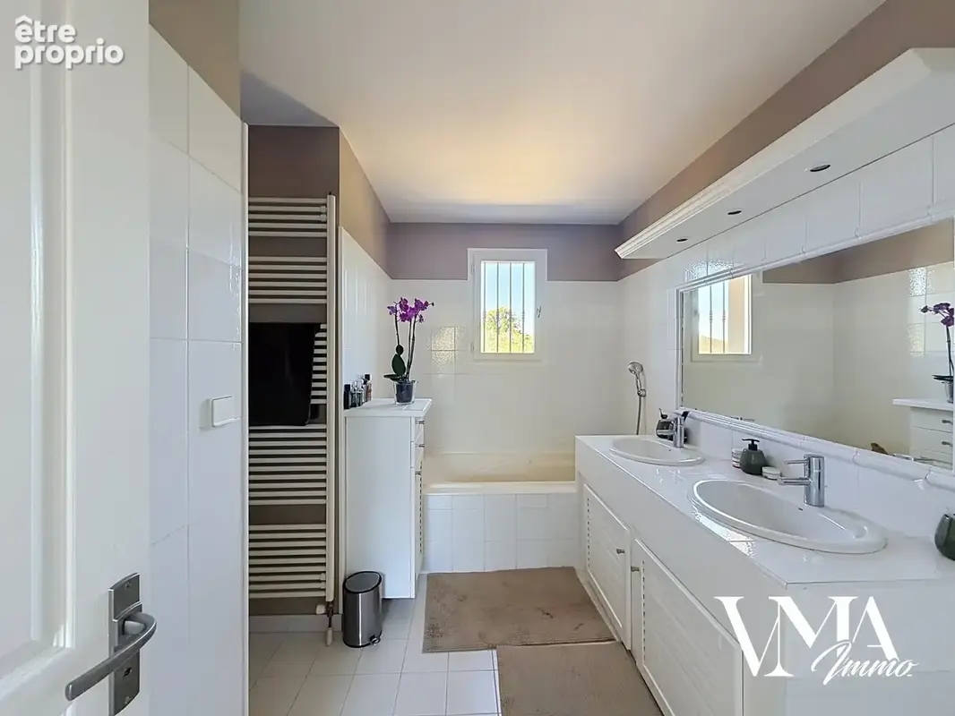 Chasselay. Maison familiale avec piscine, 4 chambres et garage. - photo 9