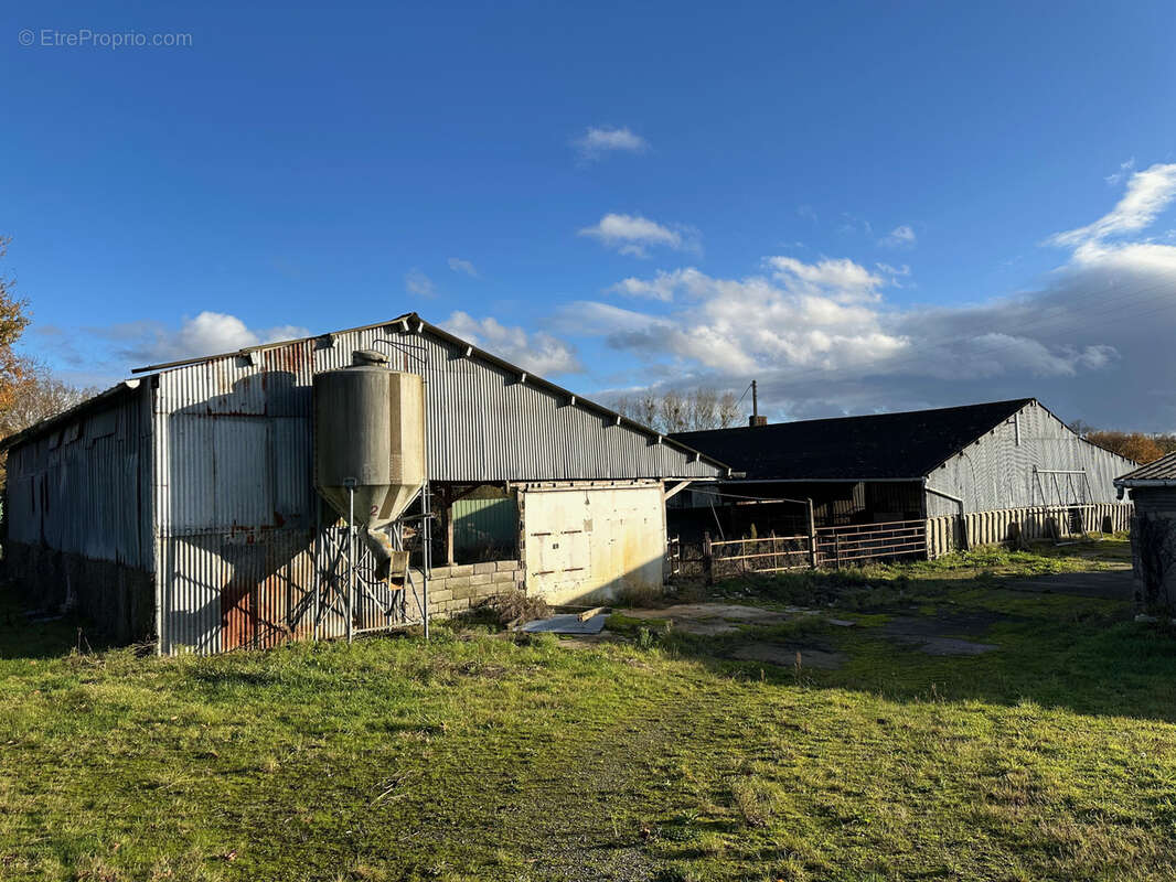 Parking à SAINT-LORMEL