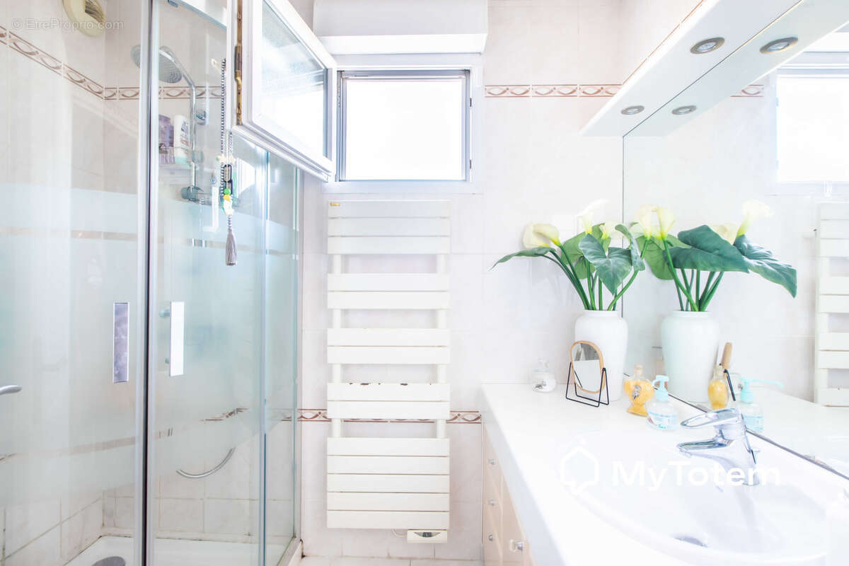 Appartement à SAINT-LAURENT-DU-VAR