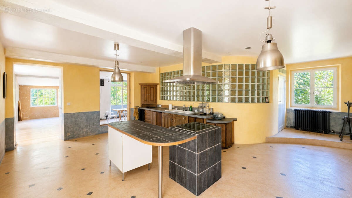 Maison de caractère de 406 m2 habitables sur un terrain de 2 547 m2   Orbigny - photo 2