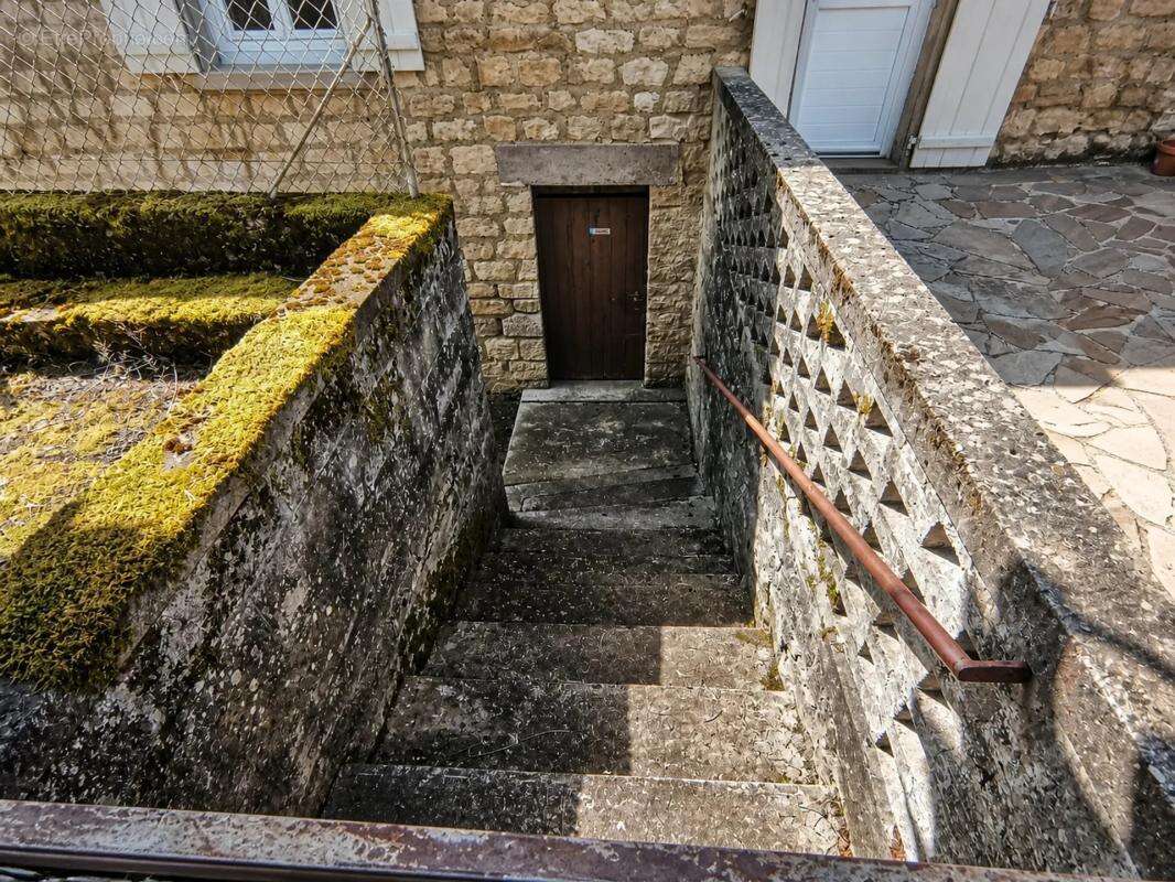 Maison en pierre avec étang et vastes dépendances - photo 17