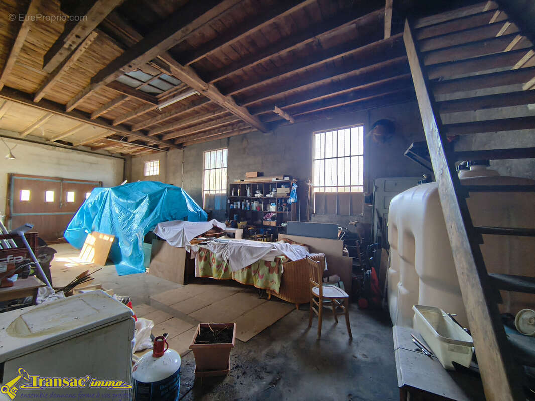 À Saint Rémy sur Durolle proche du plan d'eau, belle maison familiale 6 pièces avec 2 garages. - photo 18