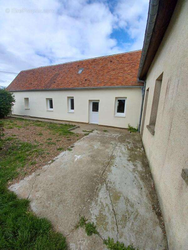 Maison de caractère avec dépendances et terrain de 3 897 m² à Notre Dame du Hamel - photo 2