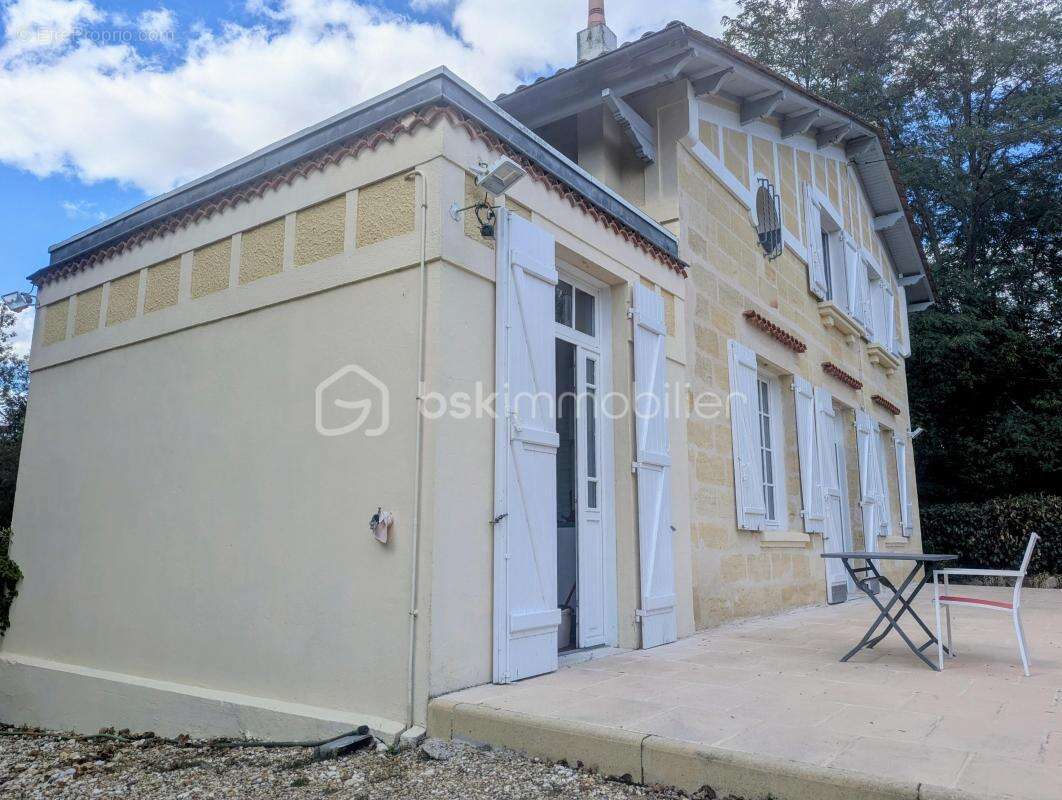 Maison à SAINT-MEDARD-DE-GUIZIERES
