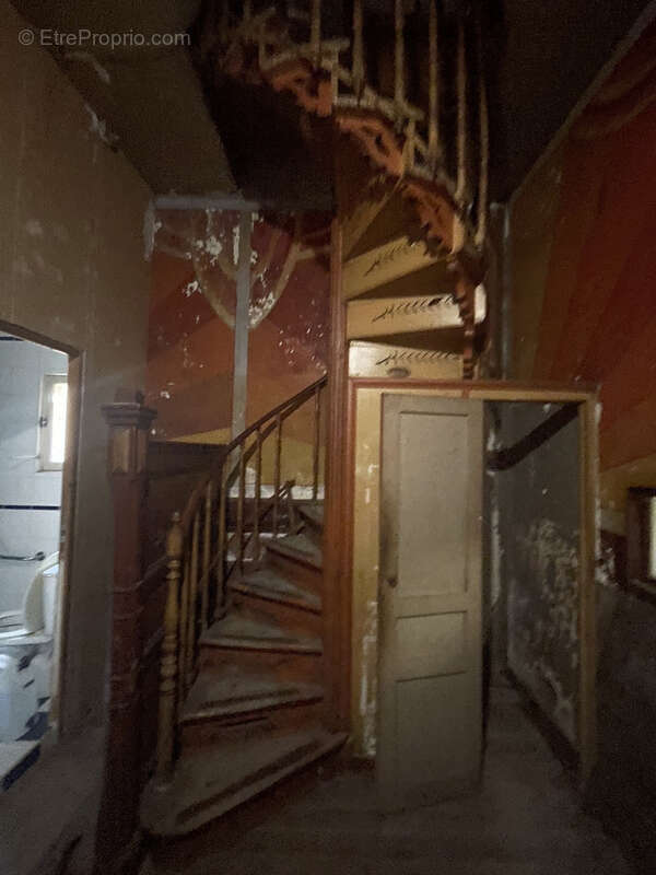 Vaste maison en pierre 300 m2 environ à rénover centre bourg - photo 18