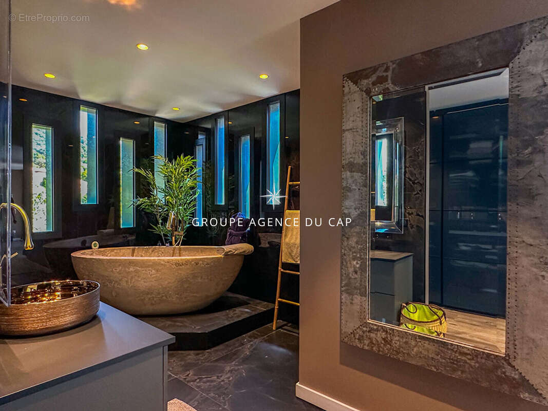 A vendre villa contemporaine vue mer piscine pool house chambres en suite les issambres - photo 9