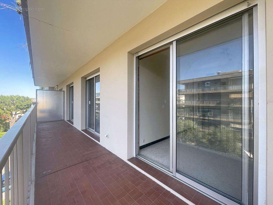 Appartement à SAINT-LAURENT-DU-VAR