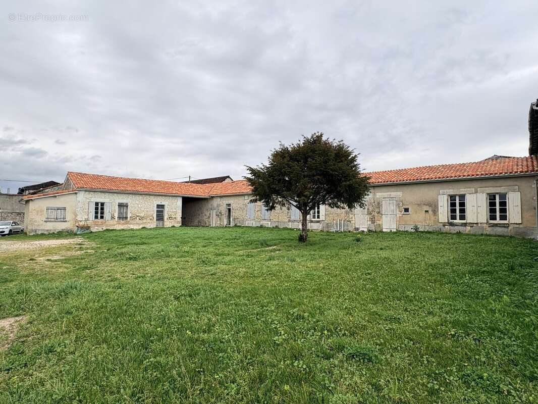 Maison à JUILLAC-LE-COQ