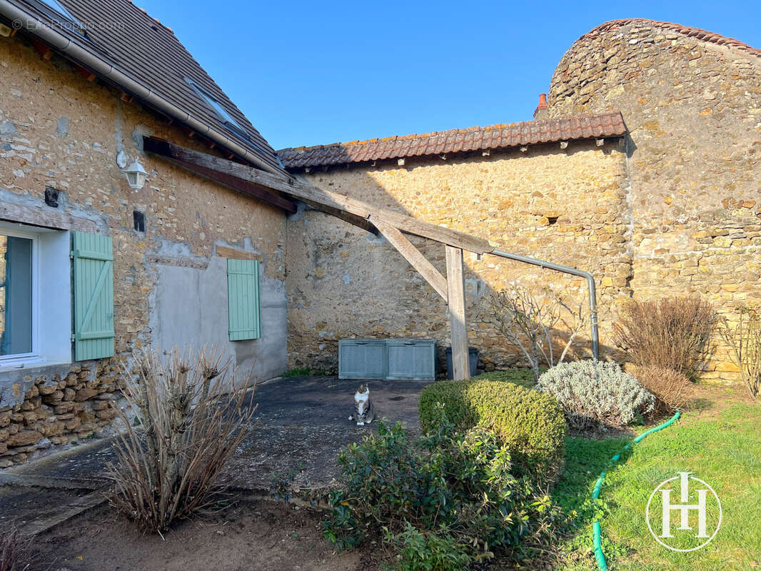 Maison à AINAY-LE-CHATEAU