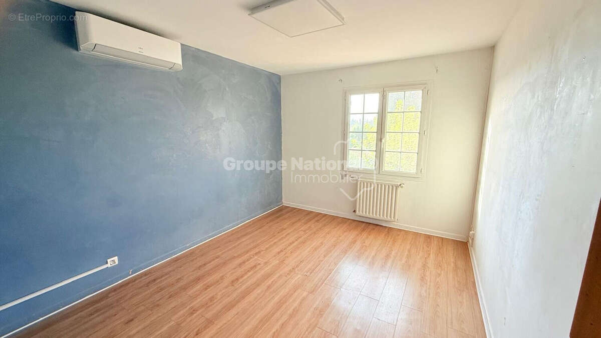 Maison à ENTRAIGUES-SUR-LA-SORGUE