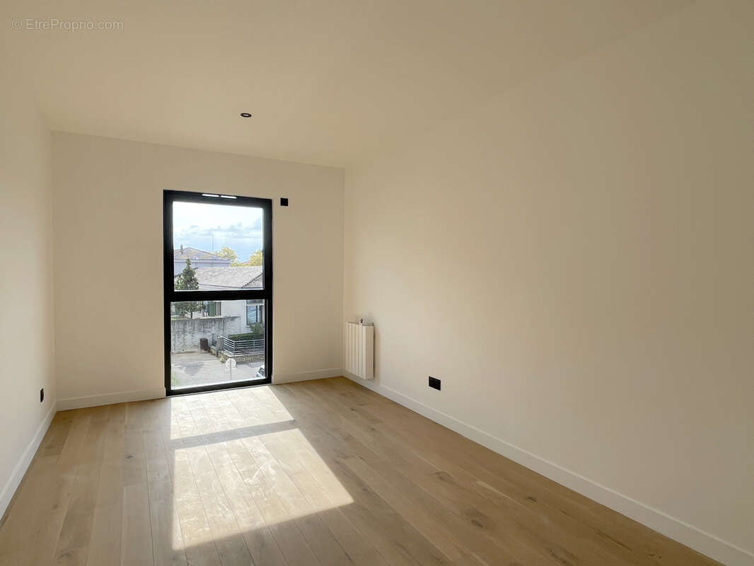 Appartement à LA TOUR-DE-SALVAGNY