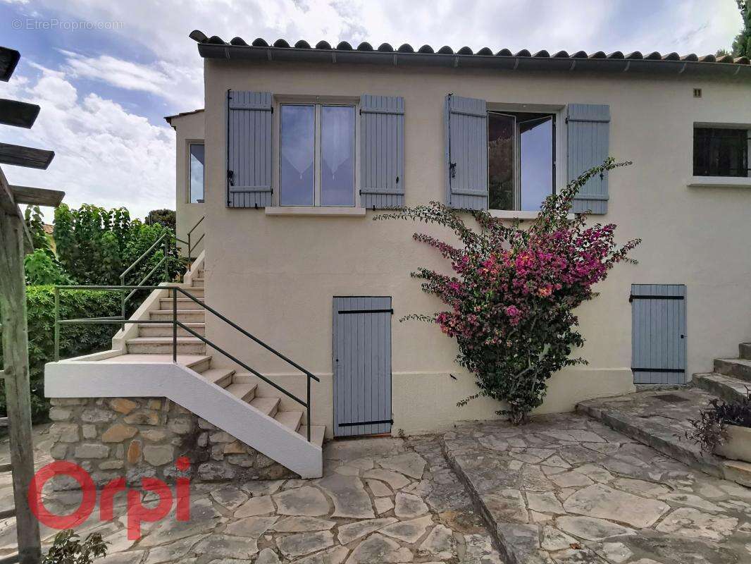 Maison de ville à vendre à deux pas du centre village divisée en 2 appartements - photo 4
