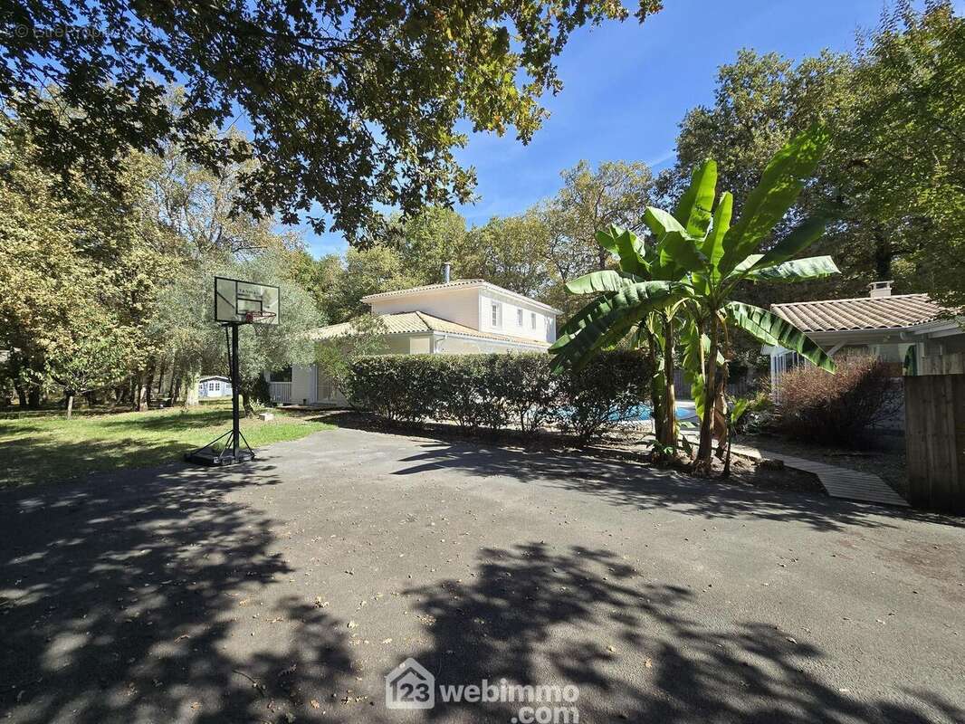 Le parking avant de découvrir... - Maison à LE PIAN-MEDOC