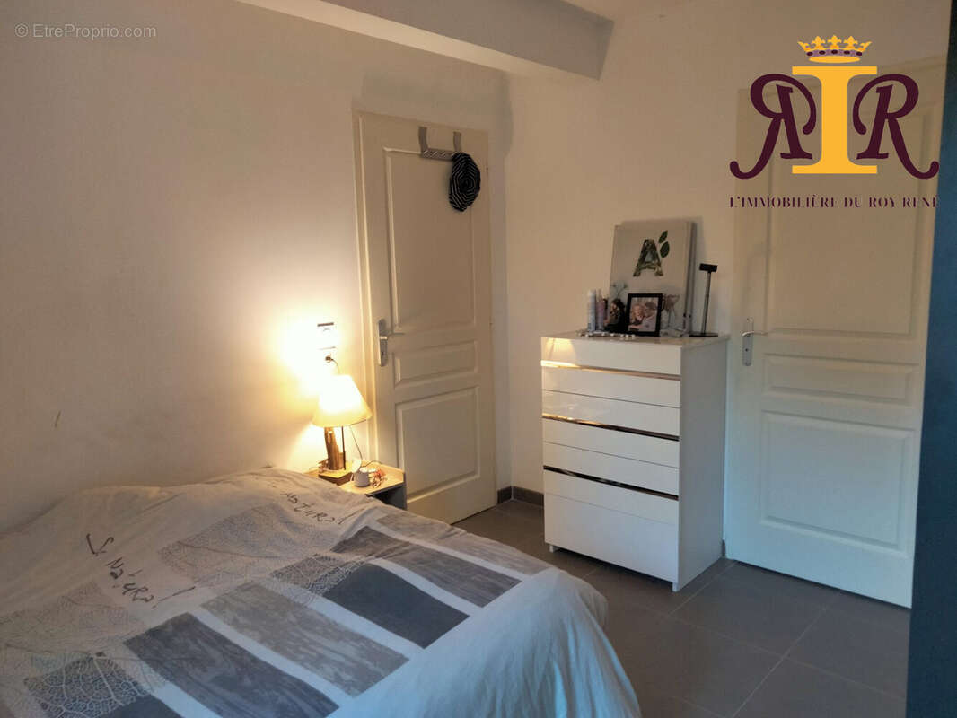 Appartement à CHATEAUNEUF-LE-ROUGE