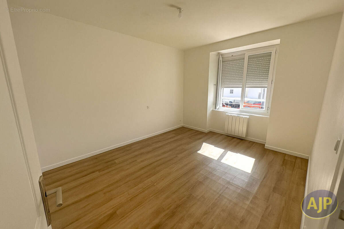 Maison à SAINT-MACAIRE-EN-MAUGES