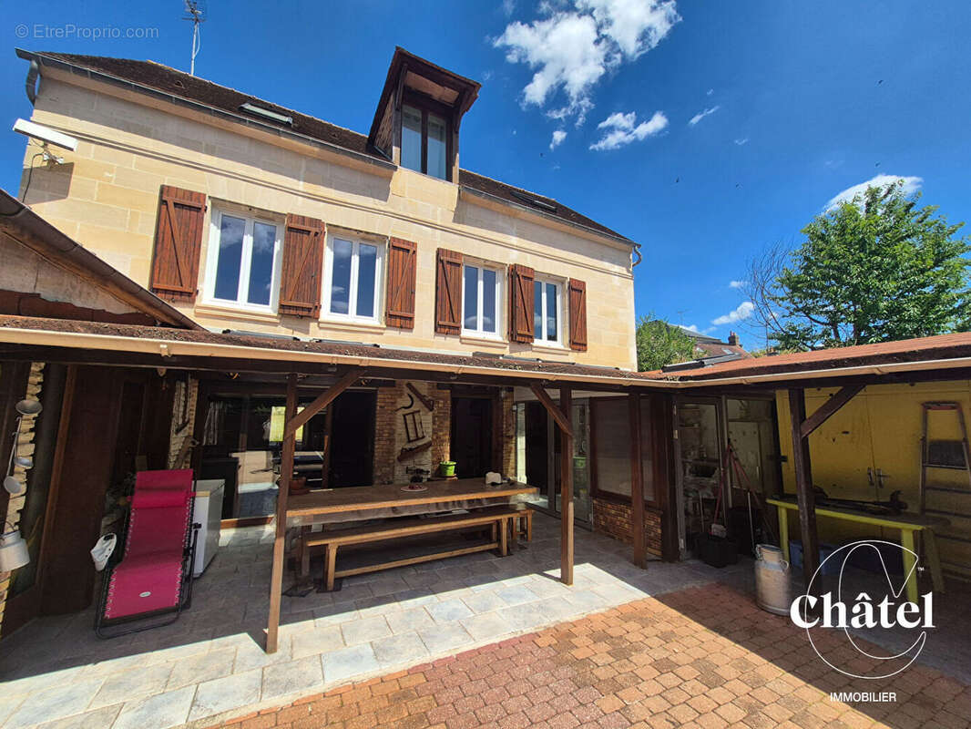 Maison 4 chambres -3 salles de bains - dépendances - cours et jardin - Roissy 35 mn - photo 7