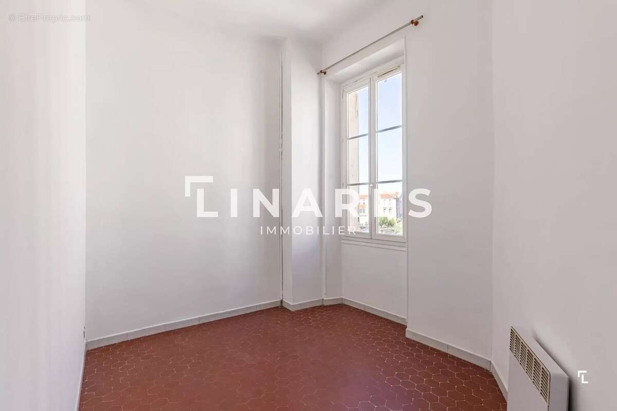 À DEUX PAS DU PORT - Appartement T3 de 52m2 - 13002 Hôtel-de-Ville - photo 7