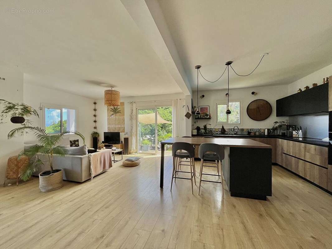 Magnifique case créole avec vue mer - Terrain 2 400 m² - Piton Saint-Leu - photo 5
