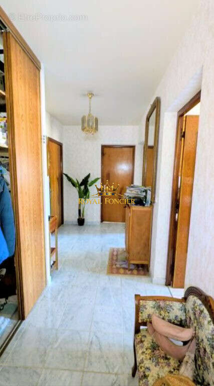 Entrée principale avec placards - Maison à CHATELLERAULT