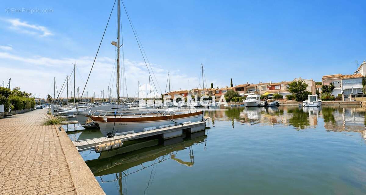 CAP D'AGDE – SECTEUR MALFATO – ÎLE DES MARINAS Appartement rénové en rez-de-jardin avec terrasse sur l'eau, parking privé et acc - photo 13
