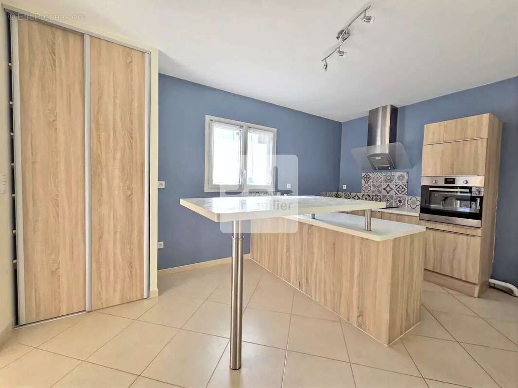 Maison à LA ROQUE-SUR-CEZE