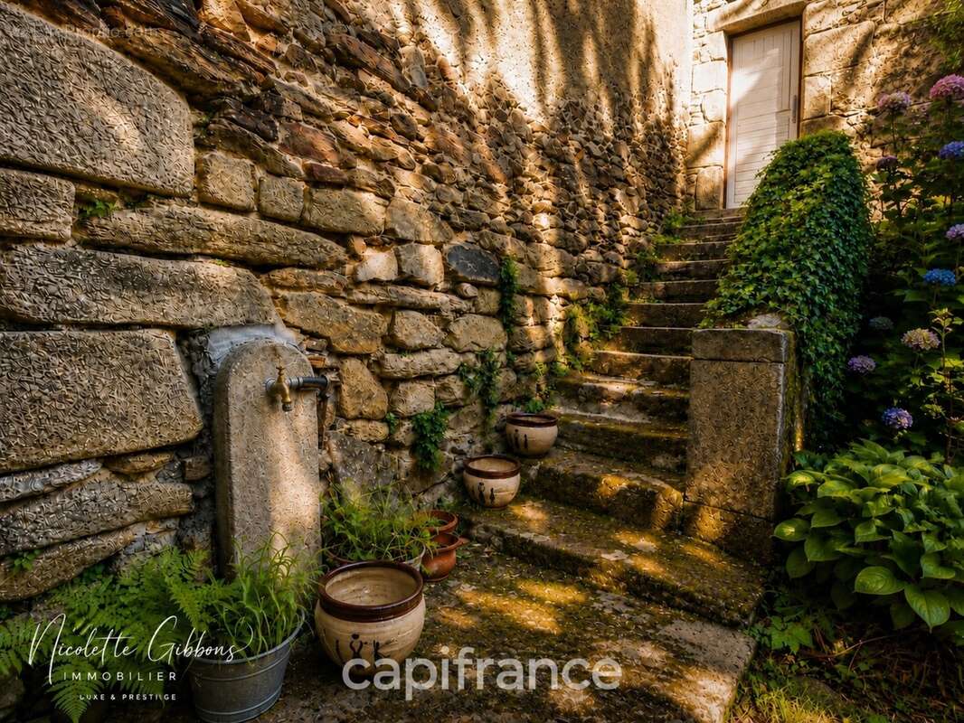 Jolie maison en pierres avec petites dépendances - photo 27