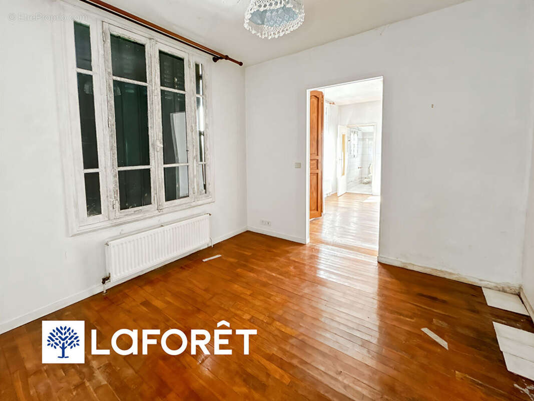 Maison à SAINTE-GENEVIEVE-DES-BOIS