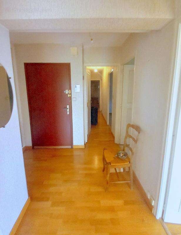 Appartement T4 lumineux de 80 m² – Plein centre-ville de Mayenne avec garage et cave - photo 12