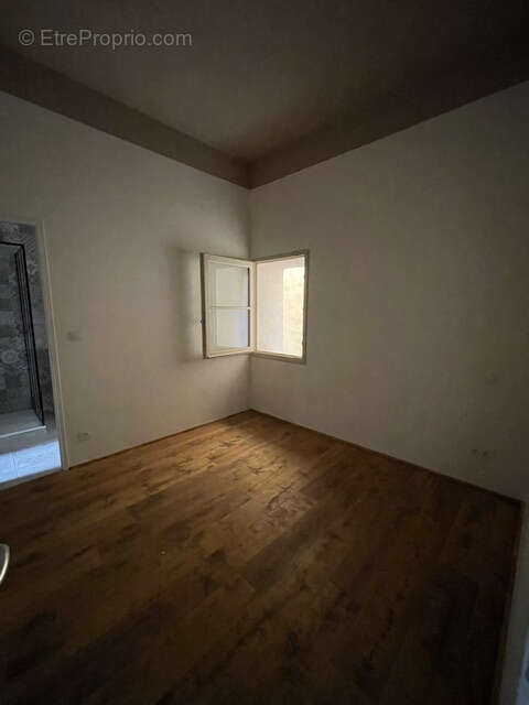 34120 Pézenas immeuble 3 appartements et 3 studios 1 terrasse 2 caves 1 patio - photo 12